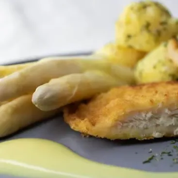 Spargel mit Schnitzel und Kartoffeln